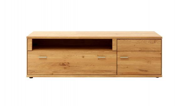 Das Lowboard als TV-Möbel ist ein naturbelassener TV-Ständer aus Holz mit einem offenen Regal und einer Schublade auf der linken Seite sowie zwei Schubladen auf der rechten Seite, alle mit einfachen Metallgriffen.