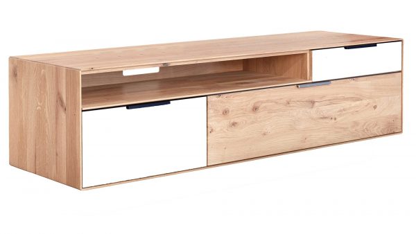 Das Interliving Wohnzimmer Serie 2005 - Lowboard 117 612 ist ein moderner TV-Ständer aus Holz mit einer natürlichen Oberfläche, einem offenen Regal und drei Schubladen mit weißen Fronten und minimalistischen Griffen.