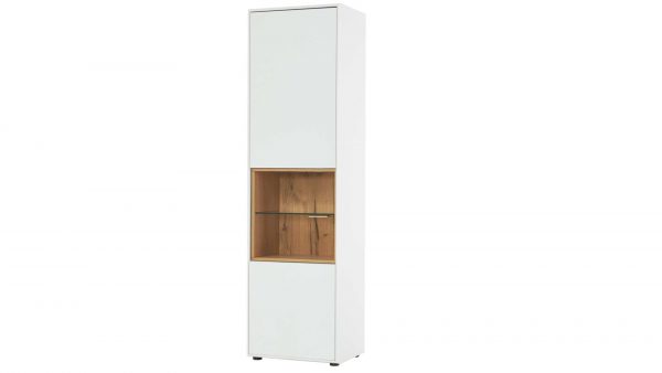 Die Interliving Wohnzimmer Serie 2102 - Vitrine 510461 ist ein hoher, schlanker weißer Schrank mit einem offenen Holzregal in der Mitte, Türen oben und unten und steht auf kleinen schwarzen Füßen.