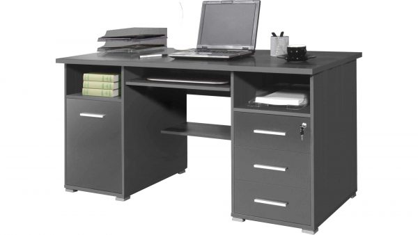 Der Schreibtisch, der die Büro Einrichtung perfekt ergänzt, ist ein moderner dunkelgrauer Bürotisch mit Laptop, stapelbaren Ablagen, Büchern, Tassen und Schreibutensilien sowie zwei Regalen, einem Schrank und drei Schubladen mit silbernen Griffen.