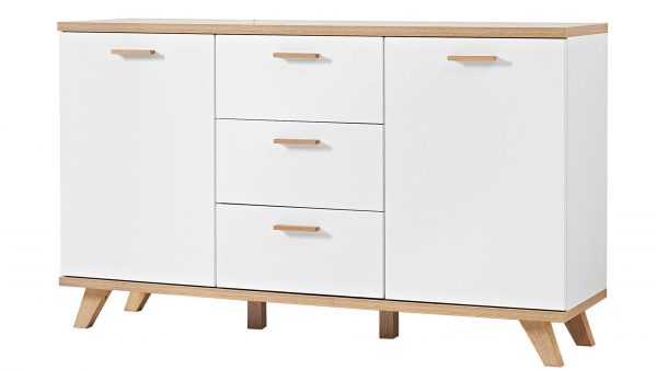 Das Sideboard Oslo ist weiß lackiert, hat eine Holzplatte mit Akzenten, zwei Seitentüren, drei zentrale Schubladen mit Holzgriffen und steht auf schrägen Holzbeinen.