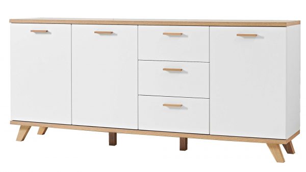 Das Sideboard Oslo als Kombikommode hat weiße Türen und Schubladen, helle Holzakzente und schräge Holzbeine. Es hat zwei Türen auf der linken Seite, drei mittlere Schubladen und eine Tür auf der rechten Seite.