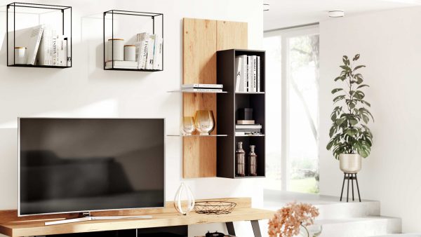 In einem modernen Wohnzimmer sorgt die Interliving Wohnzimmer Serie 2105 - Wandregal PR2 mit Büchern, Glaswaren und Dekoration, einem Flachbildfernseher auf einer Holzkonsole und einer Topfpflanze am sonnendurchfluteten Fenster für einen eleganten, modernen Look.