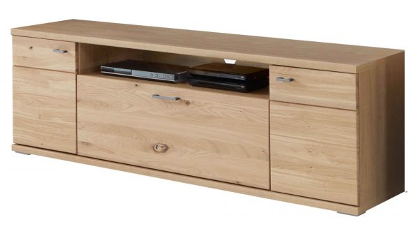 Das Medien-Lowboard hat eine helle Holzmaserung, zwei Schubladen, zwei Schränke mit silbernen Griffen und eine offene Ablage für Elektronik.