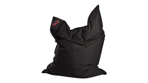 Der SITTING POINT Sitzsack Big Foot Scuba ist ein großer schwarzer Sitzsack mit einer entspannten, lässigen Form, sichtbaren Stofffalten und einem kleinen roten Schild mit weißem Text auf der oberen linken Seite. Der Hintergrund ist einfarbig weiß.