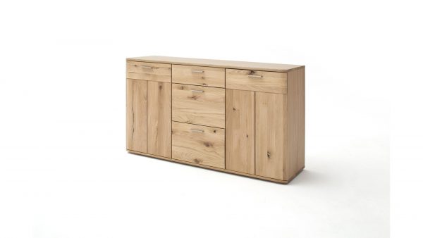 Die Kombikommode ist eine Anrichte aus Holz mit heller, natürlicher Oberfläche, drei Schubladen in der Mitte, zwei kleineren oberen Schubladen und vier Schranktüren, die vor einem schlichten weißen Hintergrund stehen.