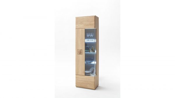 Der Kombi-Vitrinenschrank ist ein hoher, heller Holzschrank mit Glastür und Innenbeleuchtung, in dessen Regalen Gläser und Geschirr übersichtlich angeordnet sind. Der Hintergrund ist schlicht weiß.