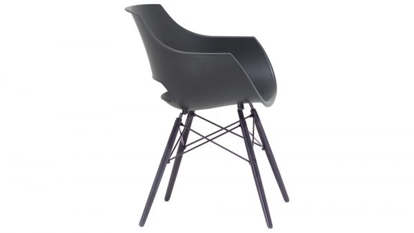 Der Schalenstuhl Rockville ist ein moderner Sessel aus schwarzem Kunststoff mit geschwungener Sitzfläche und Rückenlehne, die von vier Metallbeinen mit Querstreben getragen werden. Die schräge Darstellung unterstreicht das schlichte und minimalistische Design des Sessels.