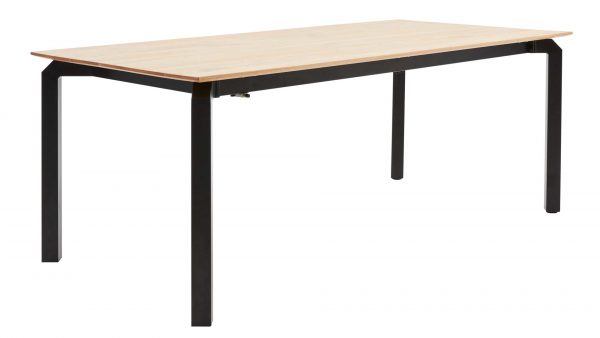 Der Interliving Esszimmer Serie 5111 Auszugtisch 6813-79 ist ein rechteckiger Tisch mit einer Platte aus hellem Holz und schwarzen Metallbeinen vor einem weißen Hintergrund.