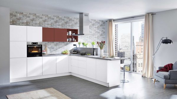 Moderne Küche mit weißen Schränken, braunen Oberschränken, Einbaubackofen, grauer Backsteinaufkantung und einem Fenster mit Stadtblick. Barhocker am Tresen, Pflanzen und Geräte auf dem Tresen. Natürliches Licht füllt den Raum.