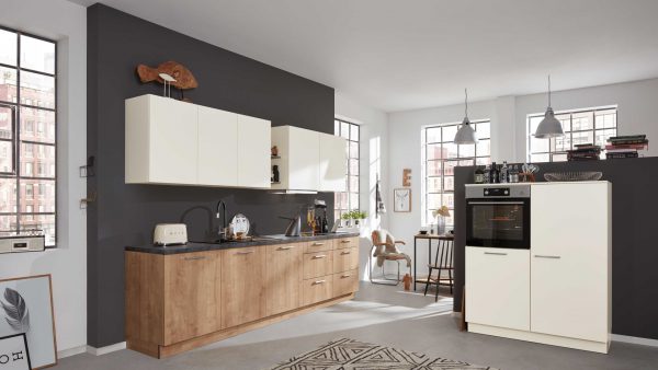 Moderne Küche mit Unterschränken aus hellem Holz, weißen Oberschränken, schwarzer Arbeitsplatte, eingebautem Backofen und großen Fenstern, die viel Tageslicht hereinlassen. Minimalistisches Dekor und eine gemütliche Essecke sind sichtbar.