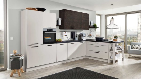 Moderne Küche mit weißen Schränken, schwarzen Arbeitsplatten, einem eingebauten Ofen, einer Kaffeemaschine und einem Herd. Große Fenster bieten einen Blick auf die Stadt und eine Frühstücksbar mit Hockern unter einer Hängelampe. Helle Holzböden ergänzen den Raum.