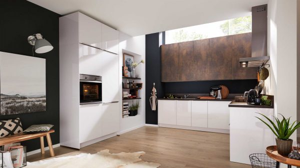 Moderne Küche mit glänzend weißen Schränken, eingebautem Ofen, Holzakzenten, offenen Regalen mit Dekoration, Kaffeemaschine und Topfpflanzen. Ein großes Fenster lässt natürliches Licht herein und unterstreicht das klare, minimalistische Design.