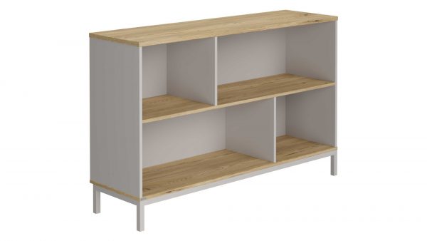 Das PAIDI Babyzimmerprogramm Benne - Sideboard besteht aus einer Holzplatte, einer mittleren und einer unteren Ablage mit weißen Seiten, Metallfüßen und vier unterschiedlich großen Fächern zur vielseitigen Aufbewahrung oder Präsentation.