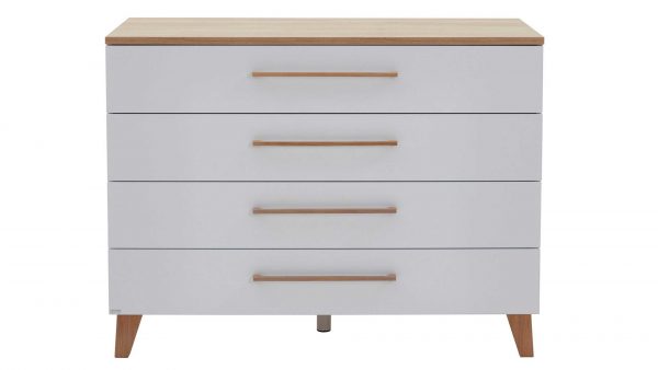 Das PAIDI Babyzimmerprogramm Oscar - Schubladenkommode verfügt über vier weiße Schubladen mit Holzgriffen, eine Holzplatte und angewinkelte Holzbeine für einen modernen Kontrast und Stil.