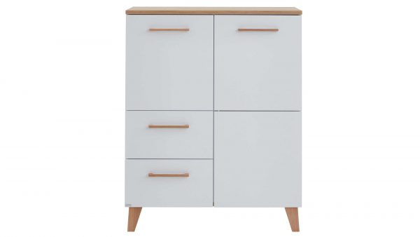 Das PAIDI Babyzimmerprogramm Oscar - Highboard zeichnet sich durch ein modernes, minimalistisches Design mit vier weißen Türen und Schubladen, Griffen aus hellem Holz und schrägen Beinen aus hellem Holz aus.