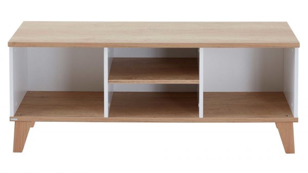 Das PAIDI Babyzimmerprogramm Oscar - Lowboard ist ein rechteckiger Couchtisch aus Holz mit abgewinkelten Beinen, weißen vertikalen Trennwänden und offenen Regalen in der Mitte und an beiden Seiten, die alle mit einer hellen Holzoberfläche versehen sind.