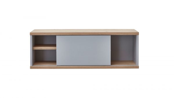 Das PAIDI Babyzimmerprogramm Benne - Wandregal ist ein moderner Holzschrank mit einem hellen Holzrahmen, offenen Regalen auf der linken Seite und einer glatten grauen Schiebetür in der Mitte, abgebildet vor einem weißen Hintergrund.