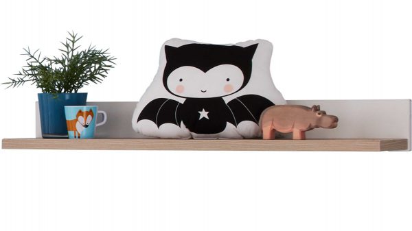 Das PAIDI Babyzimmer Katrin - Wandregal zeigt eine Fuchstasse mit einer Topfpflanze, ein niedliches Fledermauskissen und eine Nilpferdfigur, alles vor einem schlichten weißen Hintergrund.