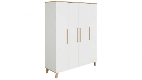 Das PAIDI Babyzimmerprogramm Oscar - Kleiderschrank ist ein moderner, weißer, viertüriger Kleiderschrank mit Griffen aus hellem Holz, einem passenden Oberteil und abgewinkelten Beinen, die vor einem schlichten weißen Hintergrund stehen.