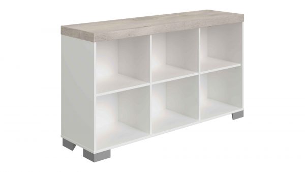 Das PAIDI Kira Sideboard ist ein modernes, weißes, rechteckiges Regal mit sechs offenen Fächern, einer hellen, holzfarbenen Platte und kurzen, grauen Beinen für einen minimalistischen Look.
