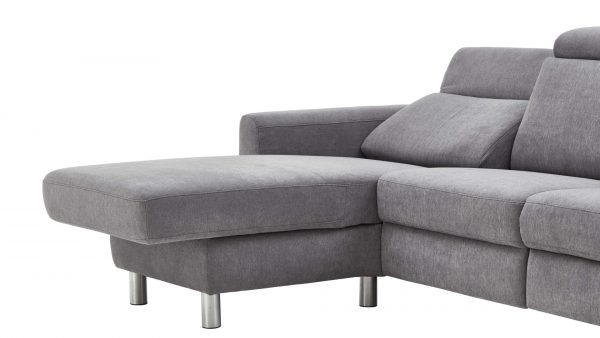Das Polsterprogramm Calgary - Relaxfunktion R ist ein modernes graues Sektionssofa mit Chaiselongue auf der linken Seite, Metallfüßen, Plüschkissen und weichem Stoff in einem minimalistischen Design.
