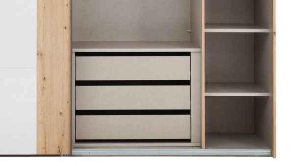 Der Interliving Schlafzimmer Serie 1021 - Innenschubladen 9S87 verfügt über ein modernes Schrankinnere mit drei beigefarbenen Schubladen in der Mitte, offenen Regalen auf der rechten Seite und einem Holzpaneel auf der linken Seite, alles in einem klaren, minimalistischen Design.