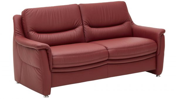 Das Leder-Zweisitzer Isabella ist ein modernes Zweisitzer-Sofa aus glattem dunkelrotem Leder mit gepolsterten Rücken- und Armlehnen, die auf kurzen silbernen Metallfüßen stehen.