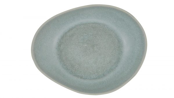 Der Interliving BEST BUDDYS! Pietra Salat-, Suppen- & Pastateller ist ein asymmetrischer, hellblauer Keramikteller mit einer glatten, matten Oberfläche und sanft geschwungenen Rändern, der von oben auf weißem Hintergrund zu sehen ist.