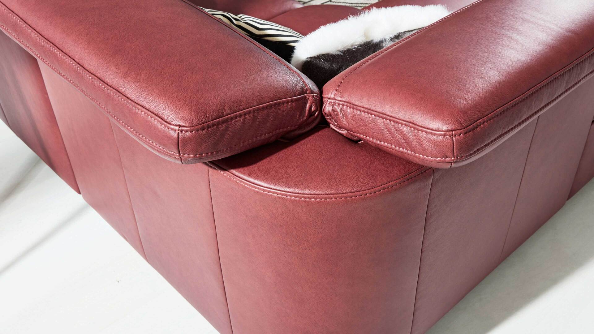 Interliving Sofa Serie 4054 - Mehrpreis Rundecke Lederrücken