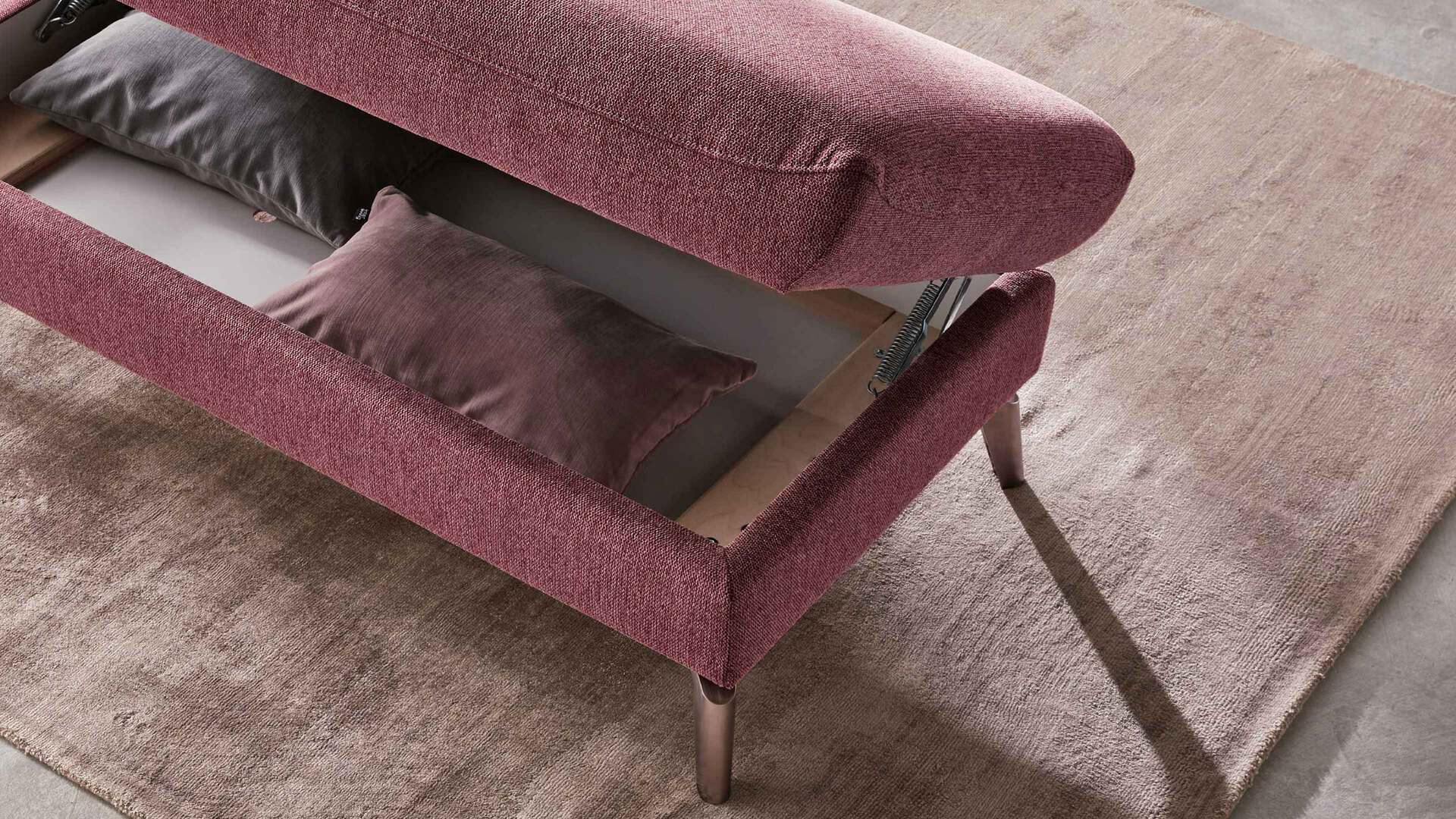 Interliving Sofa Serie 4400 - Hocker-Aufklappfunktion