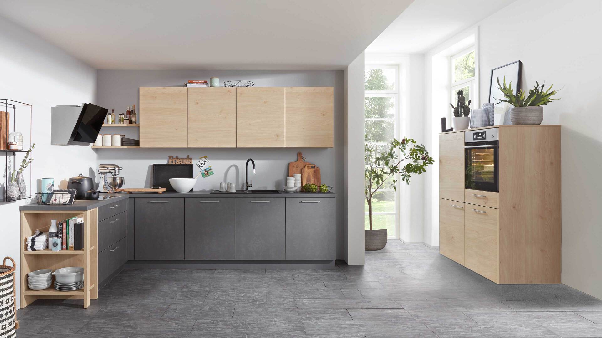 Interliving Küche Serie 3008 mit AEG Einbaugeräten
