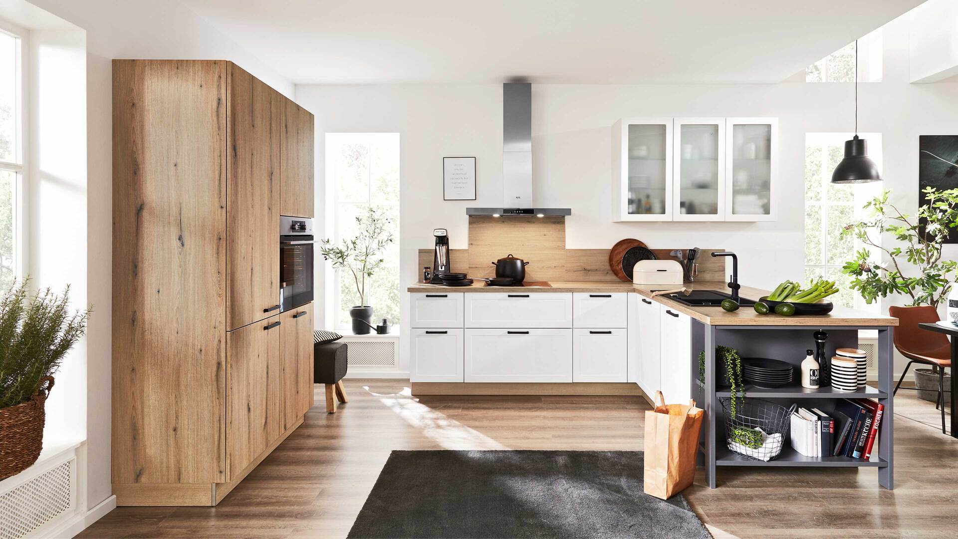 Interliving Küche Serie 3029 mit AEG-Einbaugeräten