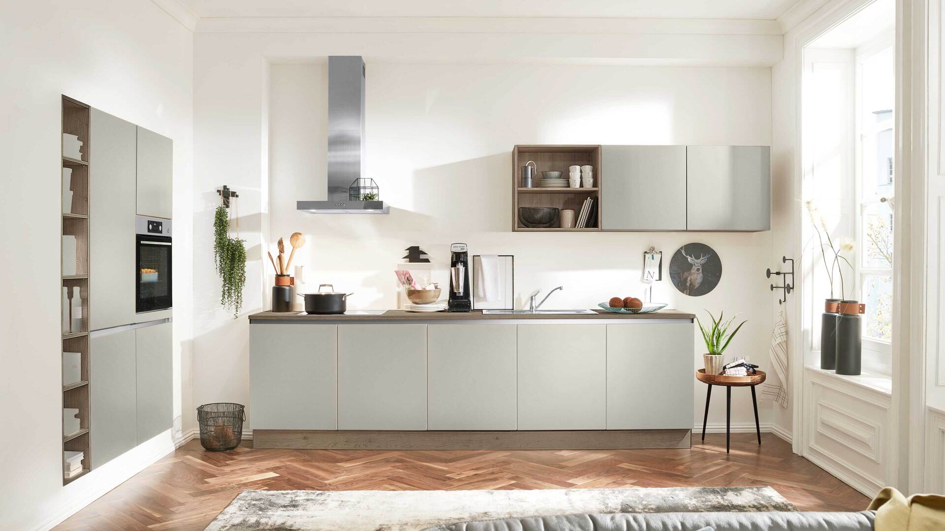 Interliving Küche Serie 3053 mit AEG-Einbaugeräten