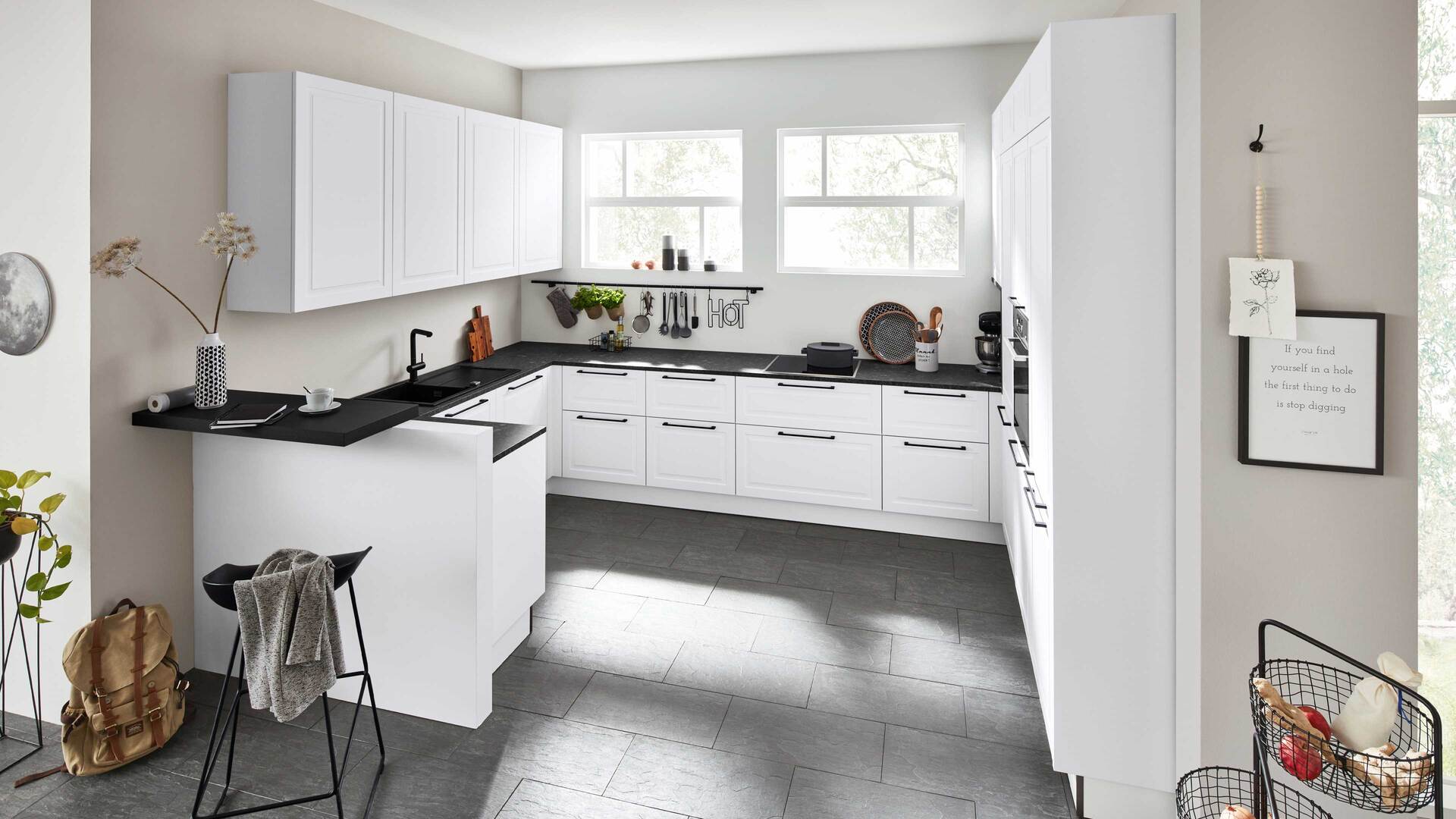 Interliving Küche Serie 3045 mit AEG Einbaugeräten