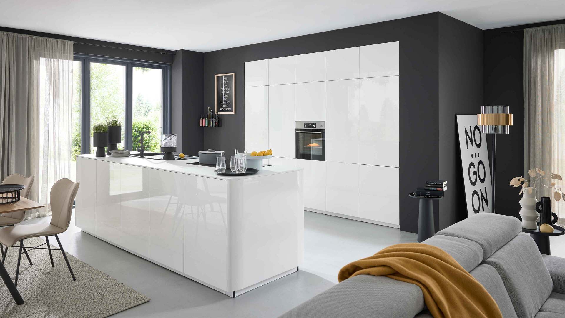 Interliving Küche Serie 3066 mit AEG-Einbaugeräten