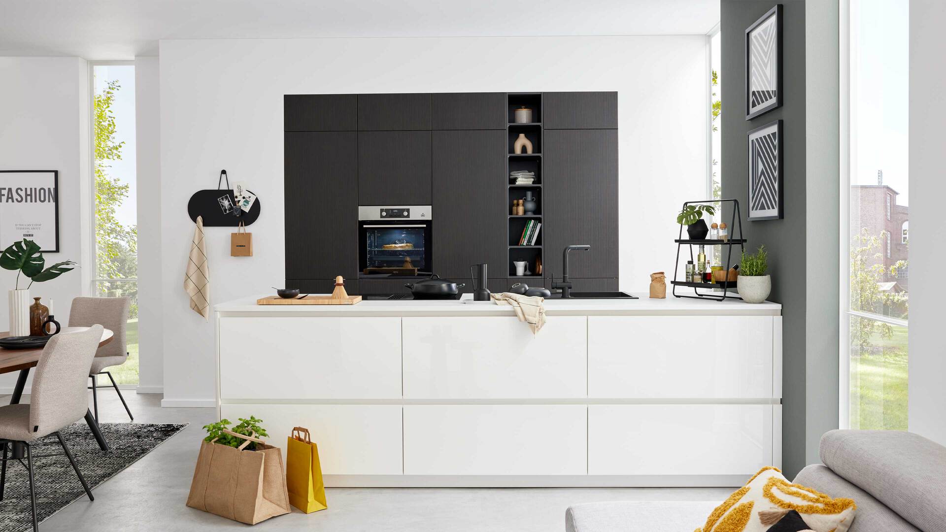 Interliving Küche Serie 3069 mit AEG-Einbaugeräten