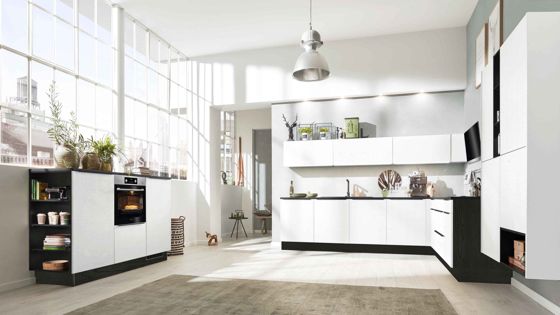 Interliving Küche Serie 3054 mit AEG Einbaugeräten