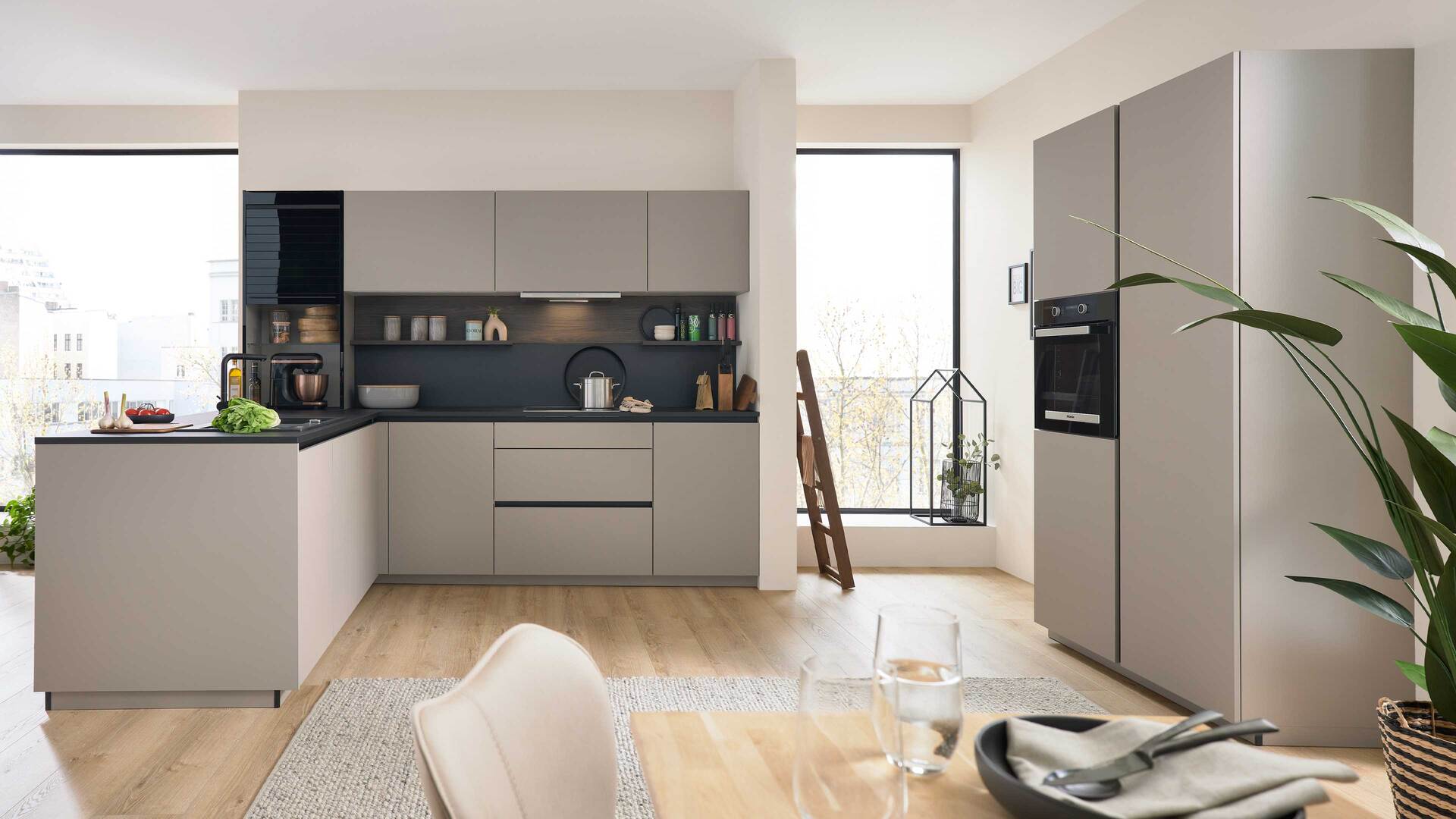 Interliving Küche Serie 3072 mit Miele-Einbaugeräten