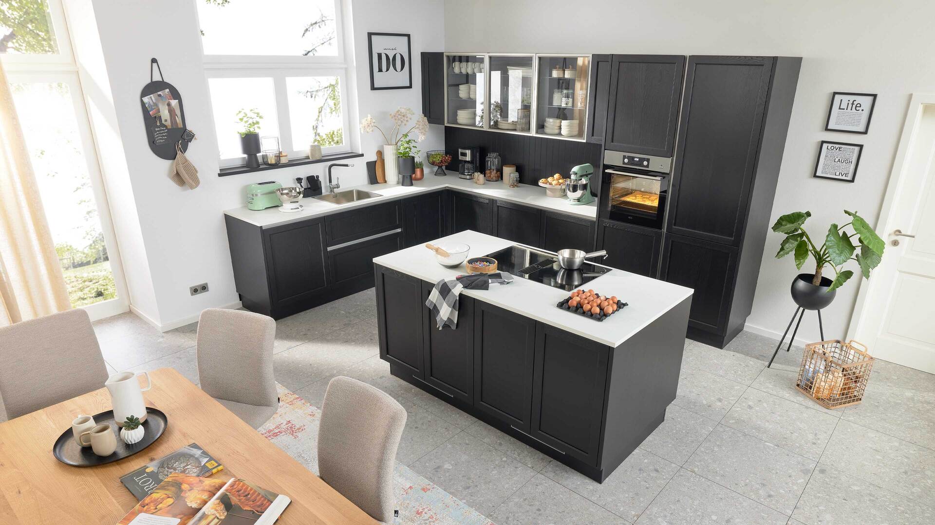 Interliving Küche Serie 3067 mit AEG Einbaugeräten