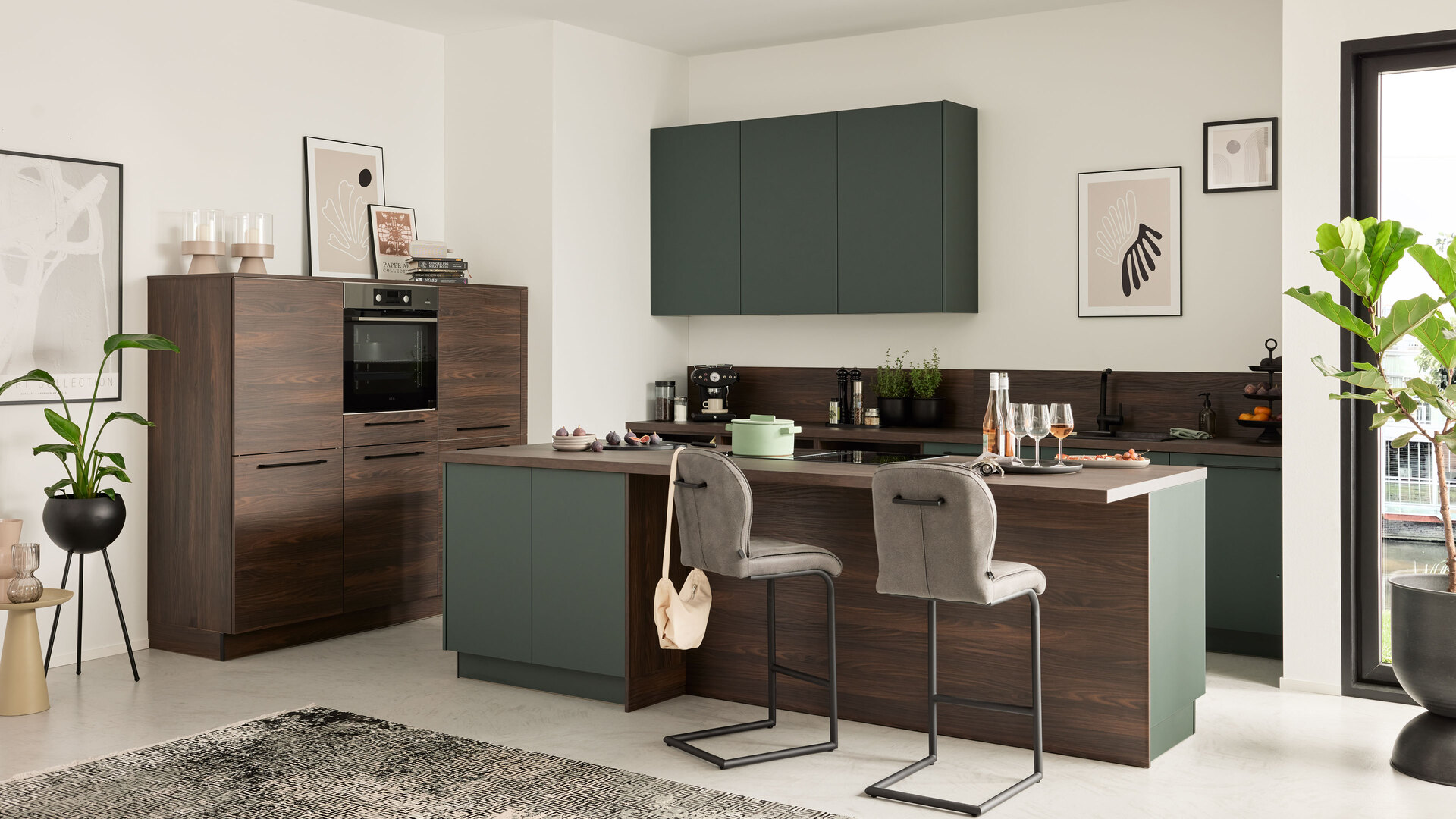 Interliving Küche Serie 3083 mit AEG Einbaugeräten