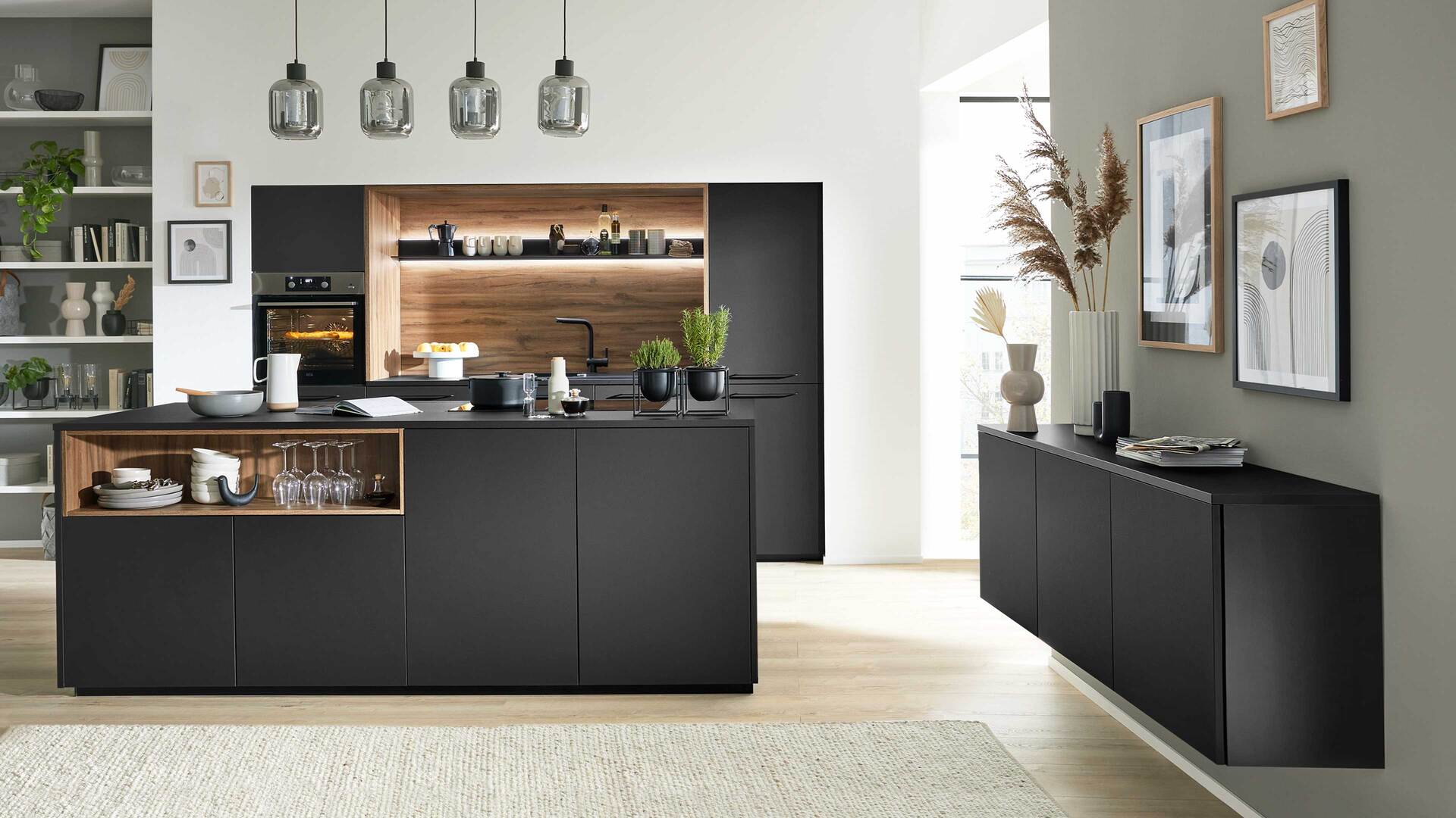 Interliving Küche Serie 3055 mit AEG Einbaugeräten