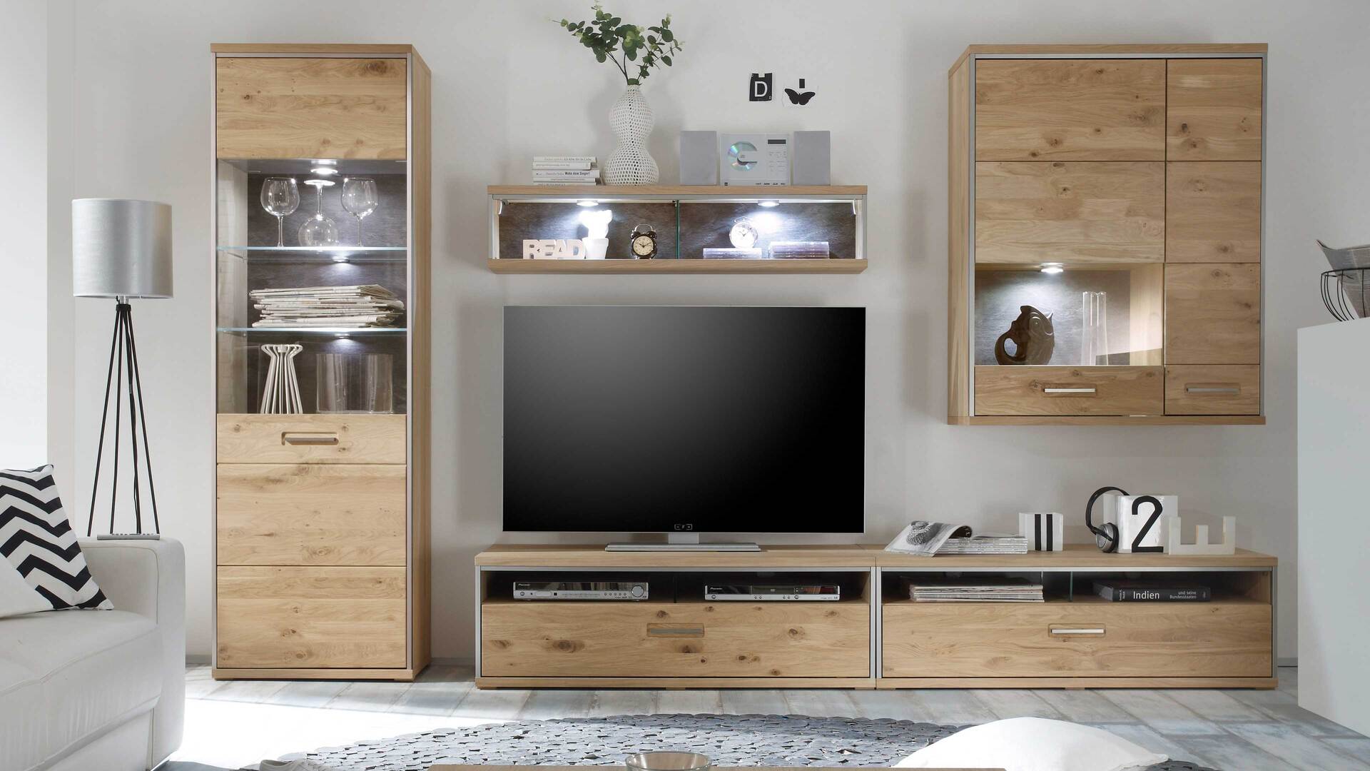 Wohnwandkombination mit Vitrine und Highboard