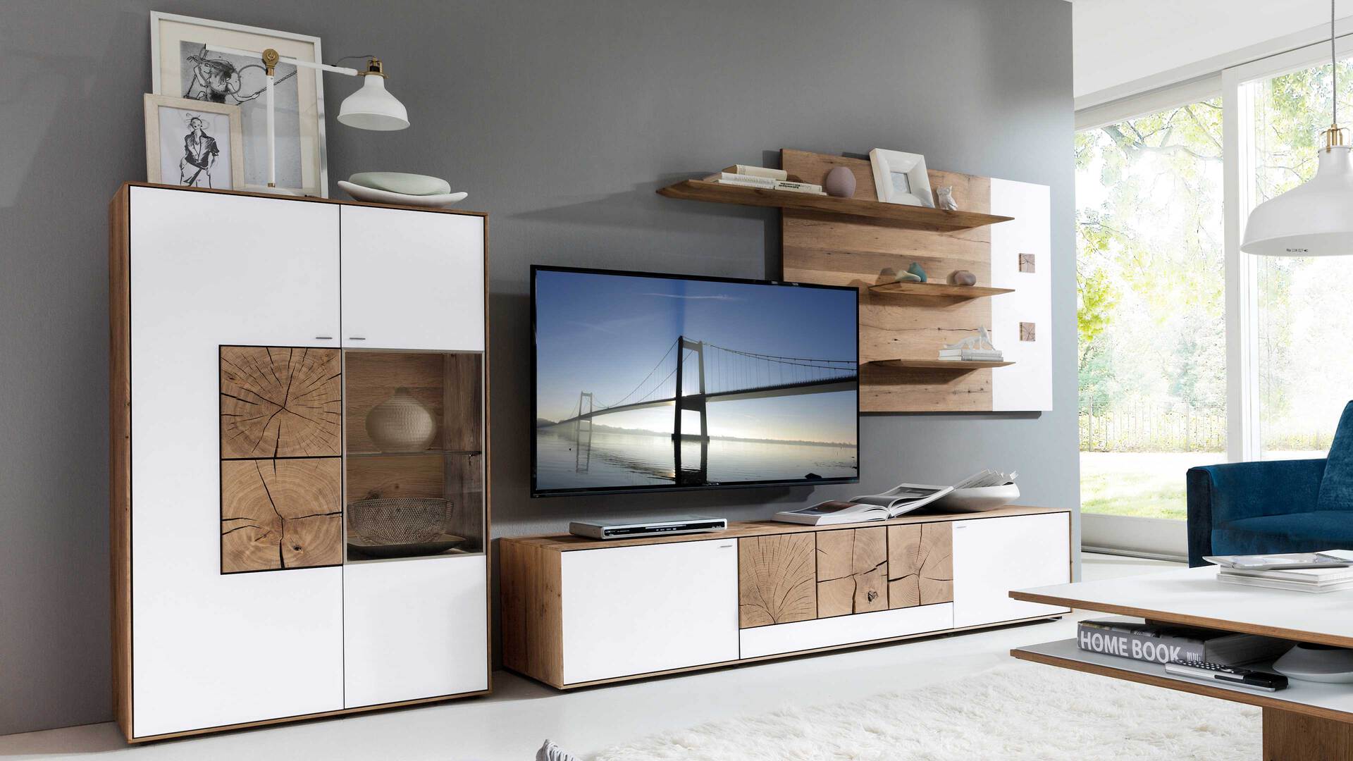Wohnwand mit Vitrinenschrank und Regalen