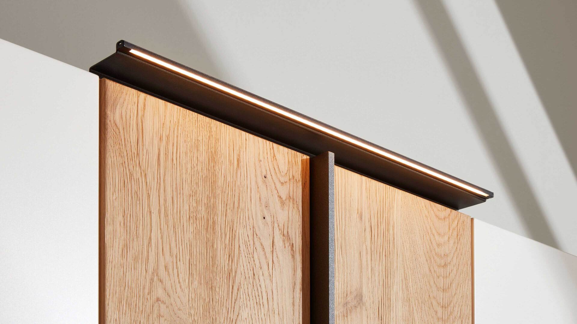 Interliving Schlafzimmer Serie 1019 - Schrank-Aufbauleuchte 523227